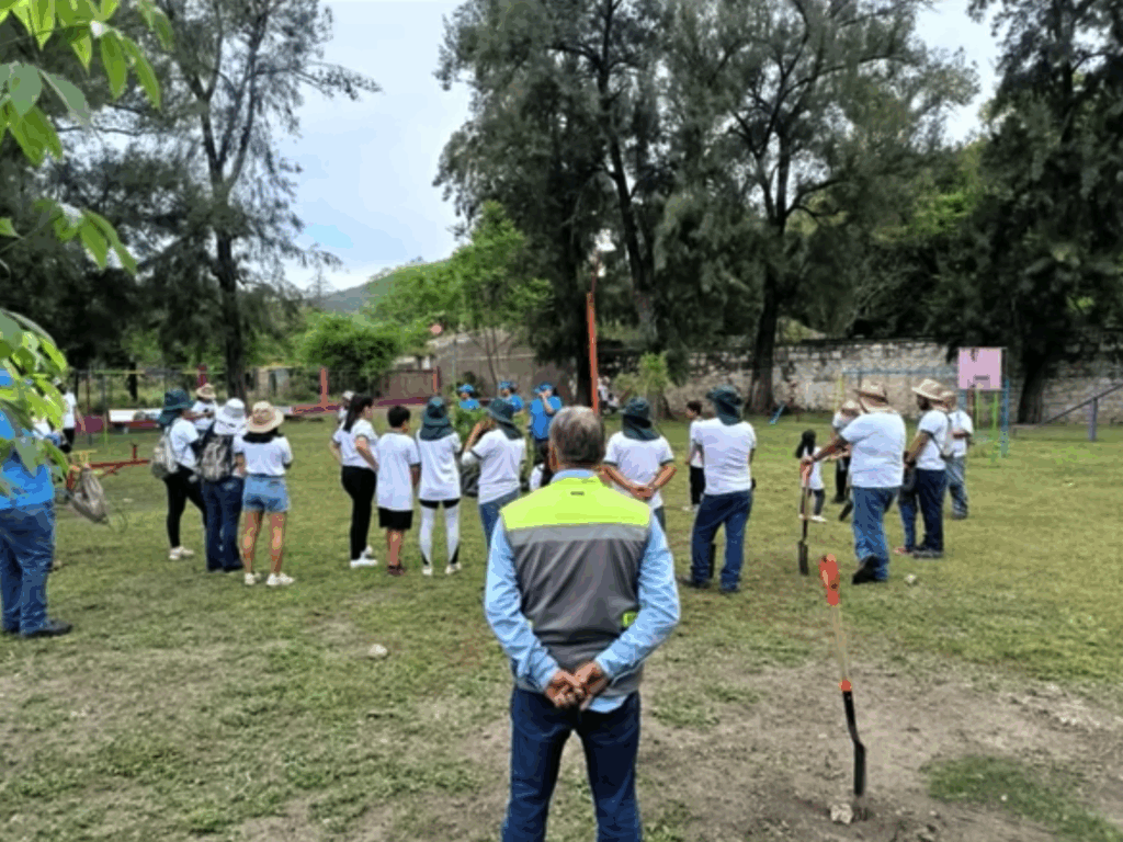 Evento de reforestación empresarial en San Luis Potosí con Jardinería HR